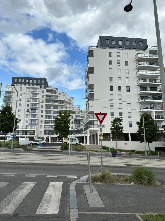Agreable 2 Pieces Avec Balcon Et Parking Transports By Immo Kit Bnb Sarcelles Kültér fotó
